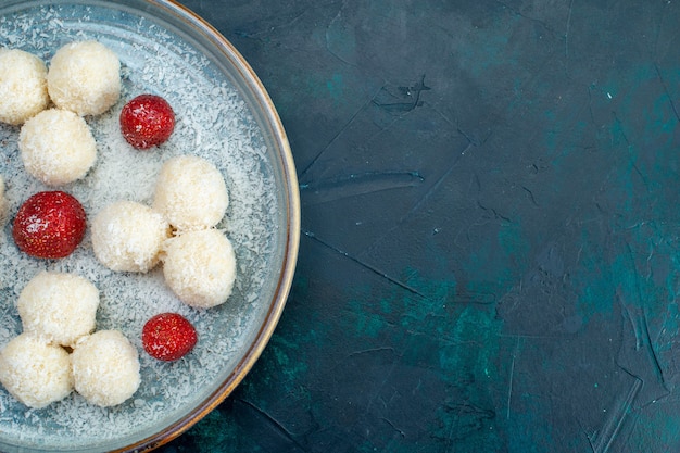 Draufsicht auf köstliche Kokosnussbällchen