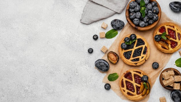 Draufsicht auf köstliche Obstkuchen mit Kopienraum