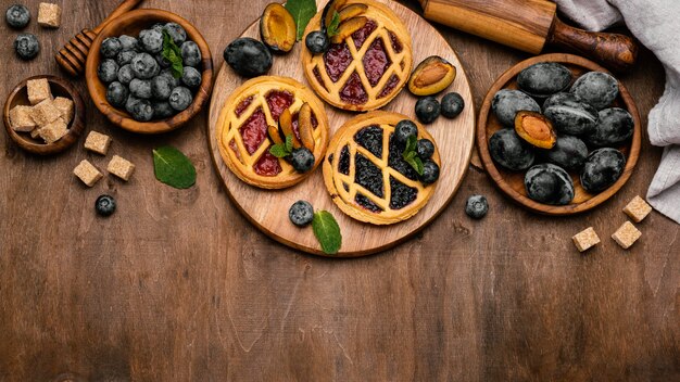 Draufsicht auf köstliche Obstkuchen mit Pflaumen und Kopierraum