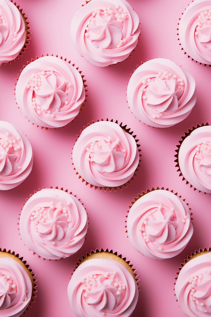 Kostenlose Foto draufsicht auf köstliche rosa cupcakes
