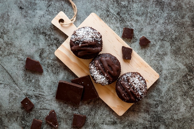 Draufsicht auf köstliche Schokoladencupcakes