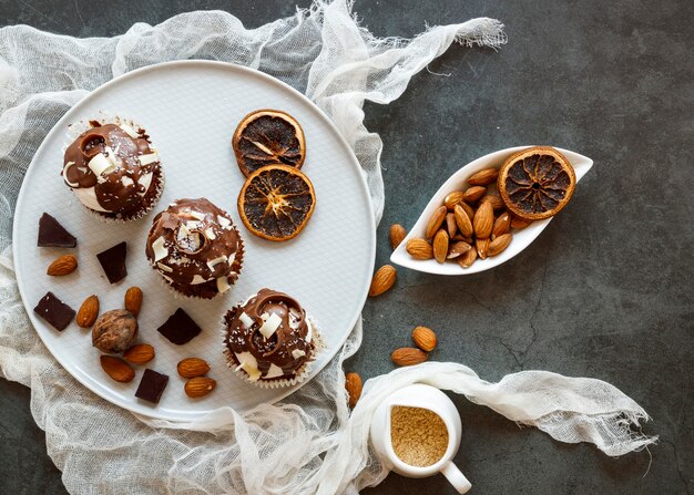 Draufsicht auf köstliche Schokoladencupcakes