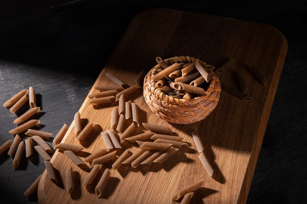 Draufsicht auf köstliche ungekochte Pasta