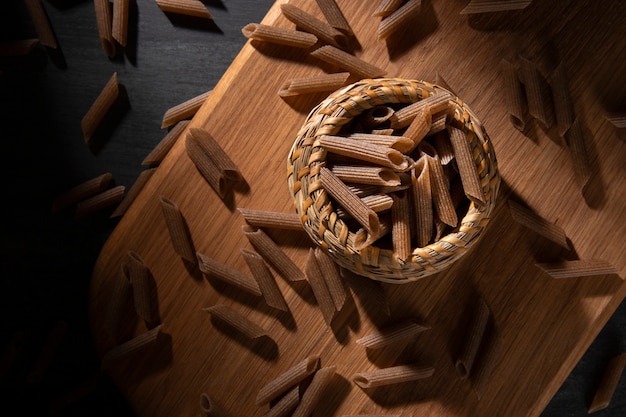 Kostenloses Foto draufsicht auf köstliche ungekochte pasta