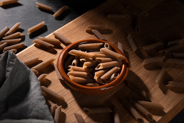 Draufsicht auf köstliche ungekochte Pasta