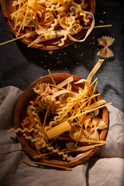 Draufsicht auf köstliche ungekochte Pasta