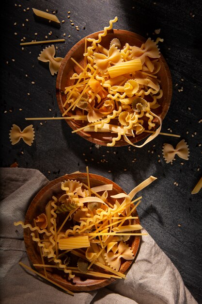 Draufsicht auf köstliche ungekochte Pasta