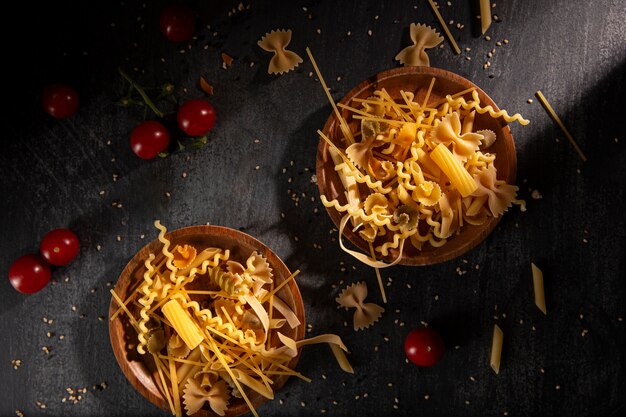 Draufsicht auf köstliche ungekochte Pasta