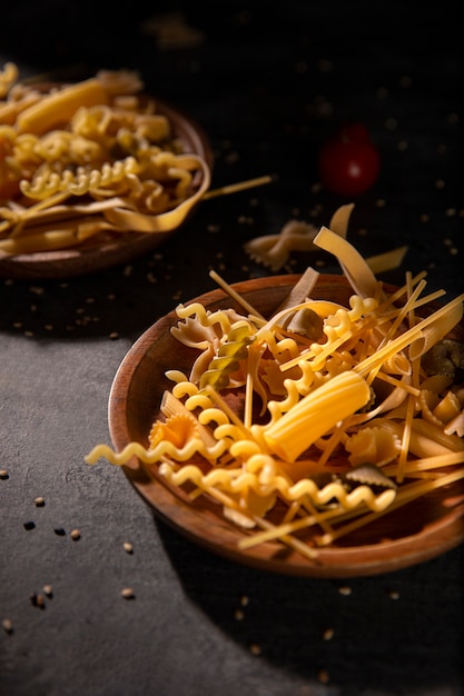 Draufsicht auf köstliche ungekochte Pasta