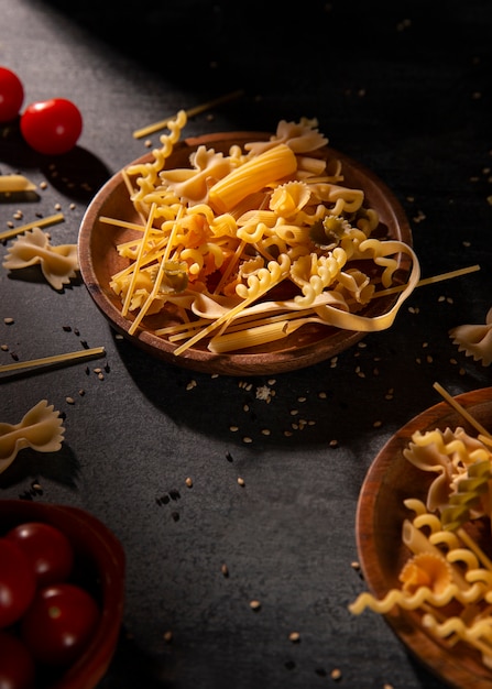 Draufsicht auf köstliche ungekochte Pasta