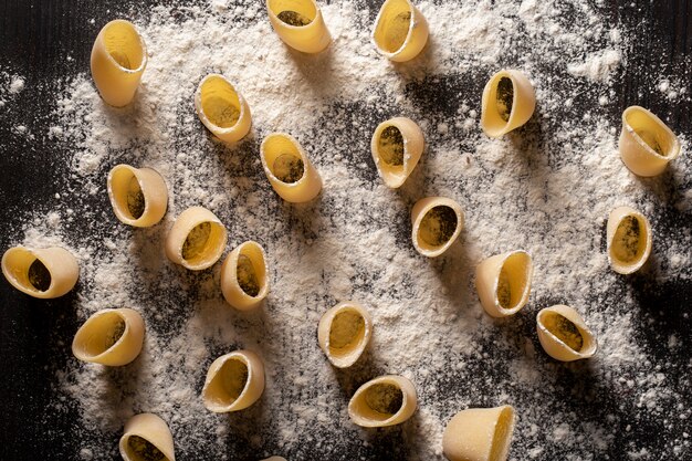 Draufsicht auf köstliche ungekochte Pasta