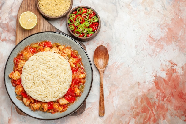 Draufsicht auf köstliche weiße reismahlzeit mit hühnchen und gemüse