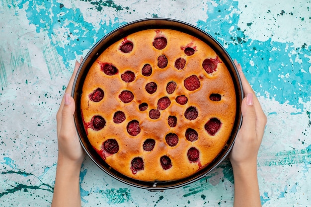 Draufsicht auf köstlichen Beerenkuchen gebacken und lecker in der Pfanne auf hellblau, Kuchen Keksteig Fruchtbeere süß