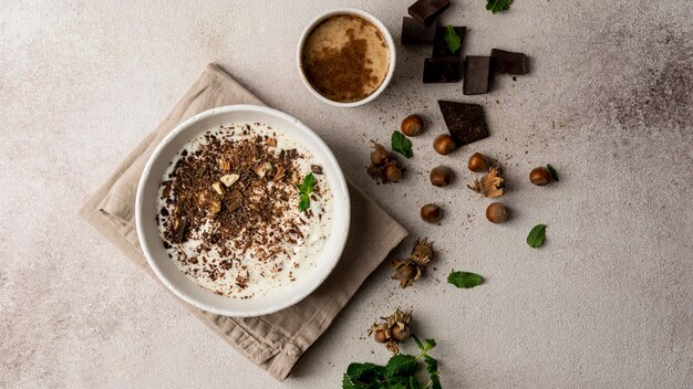 Draufsicht auf köstlichen Joghurt mit Schokolade