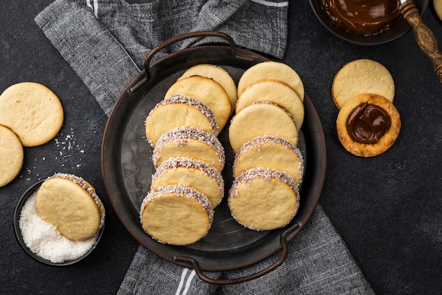 Kostenloses Foto draufsicht auf köstliches alfajores-arrangement