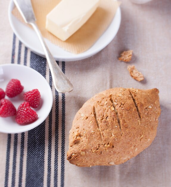 Draufsicht auf köstliches Brot zum Frühstück