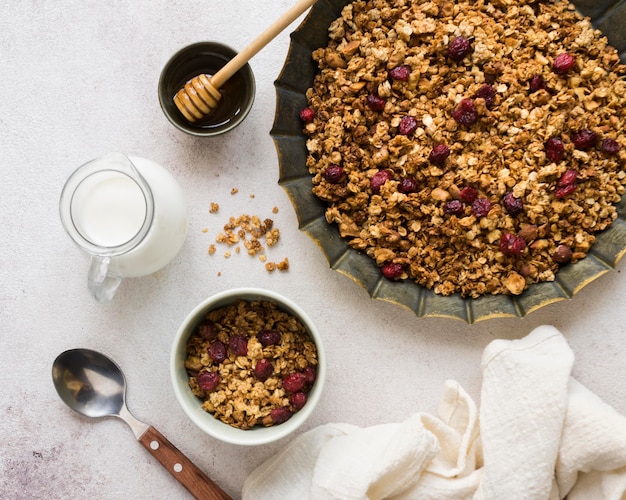 Kostenloses Foto draufsicht auf köstliches müsli mit honig