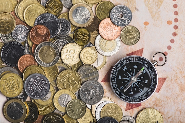 Draufsicht auf Kompass und Münzen