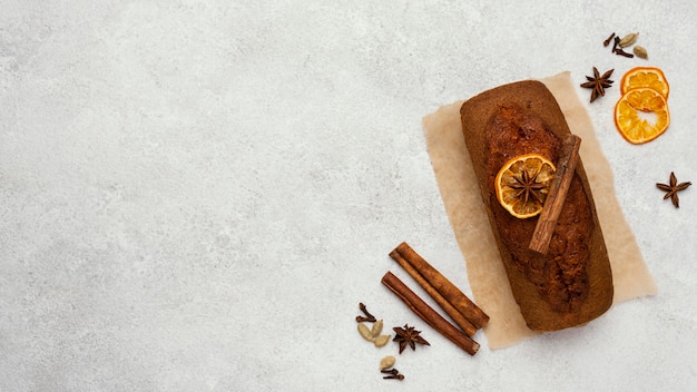 Kostenloses Foto draufsicht auf kuchenbrot mit kopierraum und getrockneten zitrusfrüchten