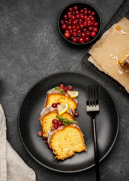 Draufsicht auf Kuchenstücke auf Teller mit Beeren und Gabel