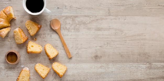 Kostenloses Foto draufsicht auf kuchenstücke mit kopierraum