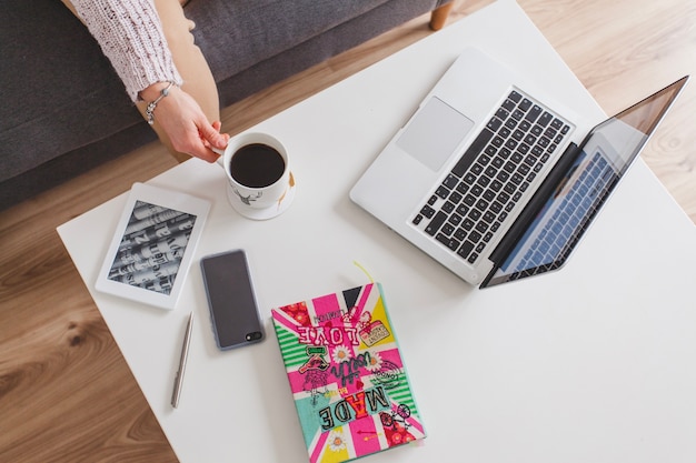 Kostenloses Foto draufsicht auf laptop und kaffee auf dem tisch