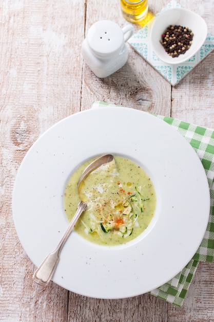 Draufsicht auf leckere cremige Suppe