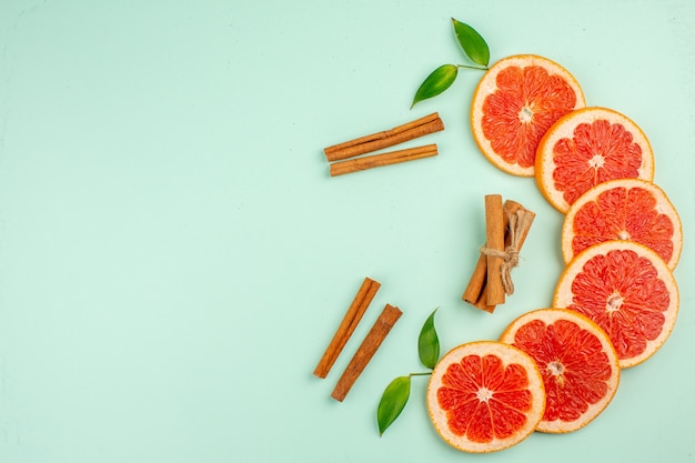 Draufsicht auf leckere frische Grapefruits saftige Fruchtscheiben auf der hellblauen Oberfläche