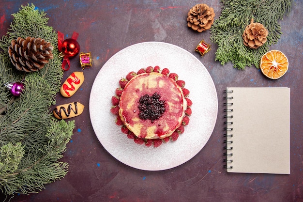 Draufsicht auf leckere Geleepfannkuchen mit frischen Erdbeeren auf Dunkelheit