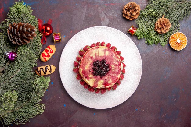 Draufsicht auf leckere Geleepfannkuchen mit frischen Erdbeeren auf Dunkelheit