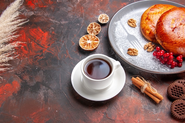 Draufsicht auf leckere Kuchen, die mit roten Beeren geschnitten werden