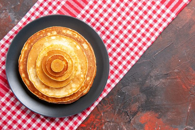 Draufsicht auf leckere Pfannkuchen auf dem Teller