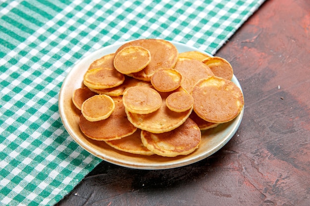 Draufsicht auf leckere Pfannkuchen im Teller