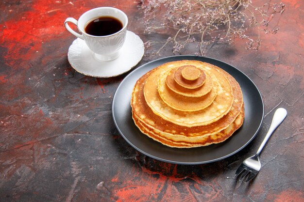 Draufsicht auf leckere Pfannkuchen mit Kaffee