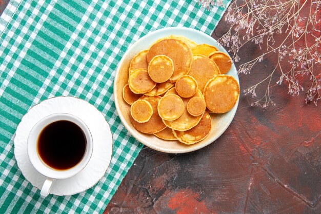 Draufsicht auf leckere Pfannkuchen mit Kaffee