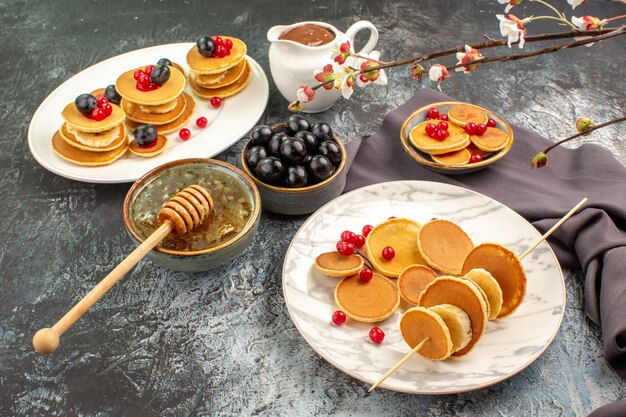 Draufsicht auf leckere Pfannkuchen mit verschiedenen Zutaten