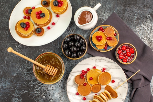 Draufsicht auf leckere Pfannkuchen mit verschiedenen Zutaten