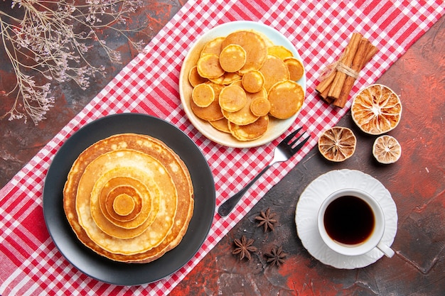 Draufsicht auf leckere Pfannkuchen mit verschiedenen Zutaten