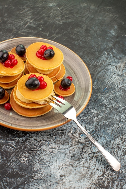 Kostenloses Foto draufsicht auf leckere pfannkuchen mit verschiedenen zutaten