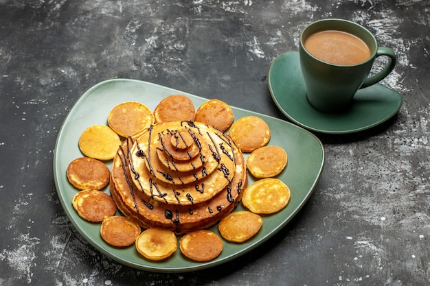 Draufsicht auf leckere Pfannkuchen mit verschiedenen Zutaten