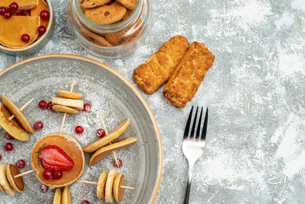 Draufsicht auf leckere Pfannkuchen mit verschiedenen Zutaten