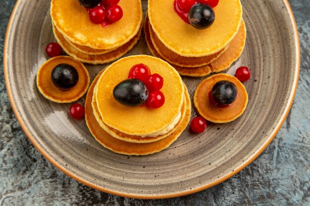 Draufsicht auf leckere Pfannkuchen mit verschiedenen Zutaten