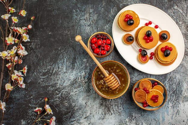 Draufsicht auf leckere Pfannkuchen mit verschiedenen Zutaten