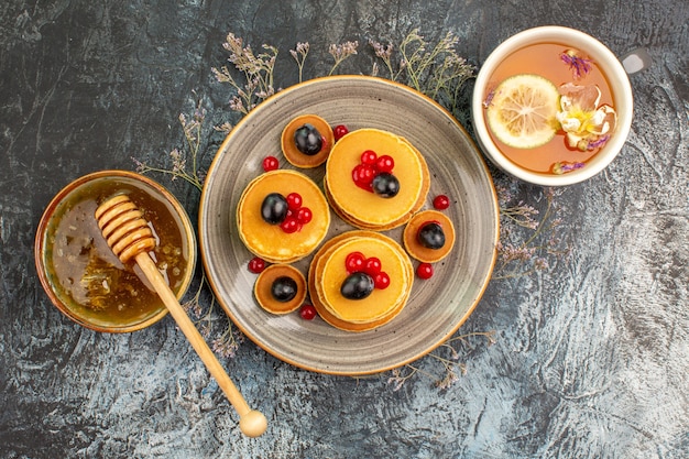 Draufsicht auf leckere Pfannkuchen mit verschiedenen Zutaten