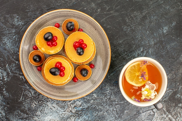 Draufsicht auf leckere Pfannkuchen mit verschiedenen Zutaten