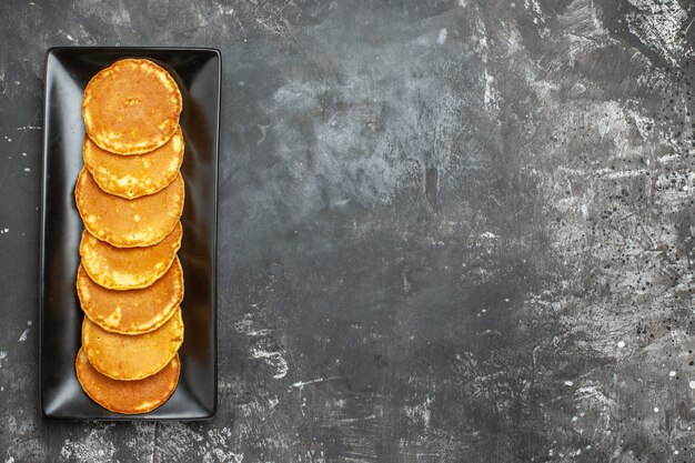 Draufsicht auf leckere Pfannkuchen mit verschiedenen Zutaten