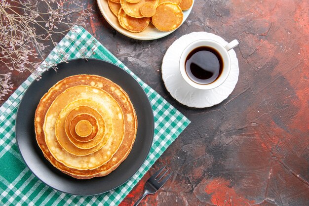 Draufsicht auf leckere Pfannkuchen mit verschiedenen Zutaten