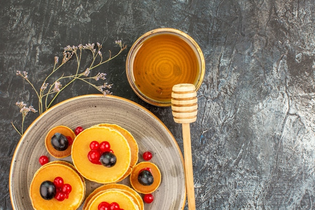 Draufsicht auf leckere Pfannkuchen mit verschiedenen Zutaten