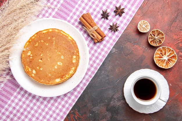 Draufsicht auf leckere Pfannkuchen mit verschiedenen Zutaten