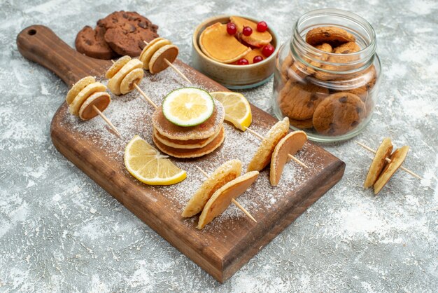 Draufsicht auf leckere Pfannkuchen mit verschiedenen Zutaten